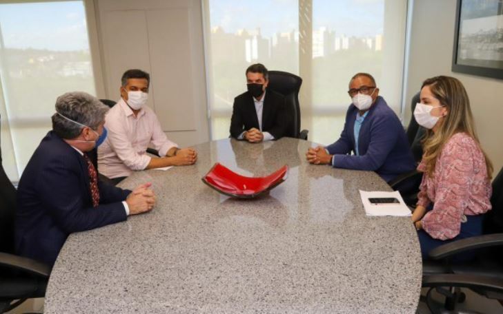 O prefeito de Riachão do Jacuípe, Carlos Matos, representando a UPB, liderou comitiva que se reuniu com o presidente do TCM-BA, Plínio Carneiro Filho