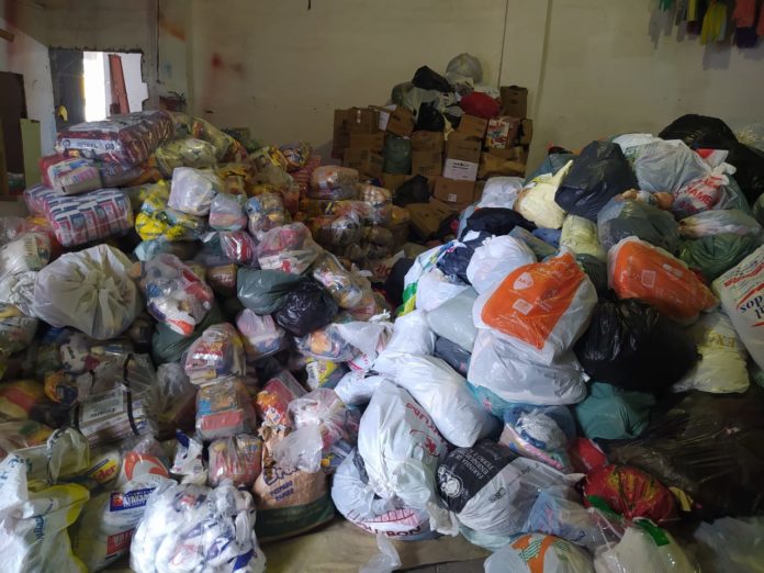 Os donativos foram recebidos através de doações para serem destinados à população do sul da Bahia Os donativos foram recebidos através de doações para serem destinados à população do sul da Bahia