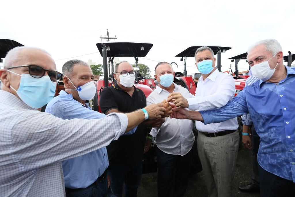 Adolfo Menezes participa, ao lado de Rui Costa, de entrega de ambulâncias, máquinas e tratores agrícolas
