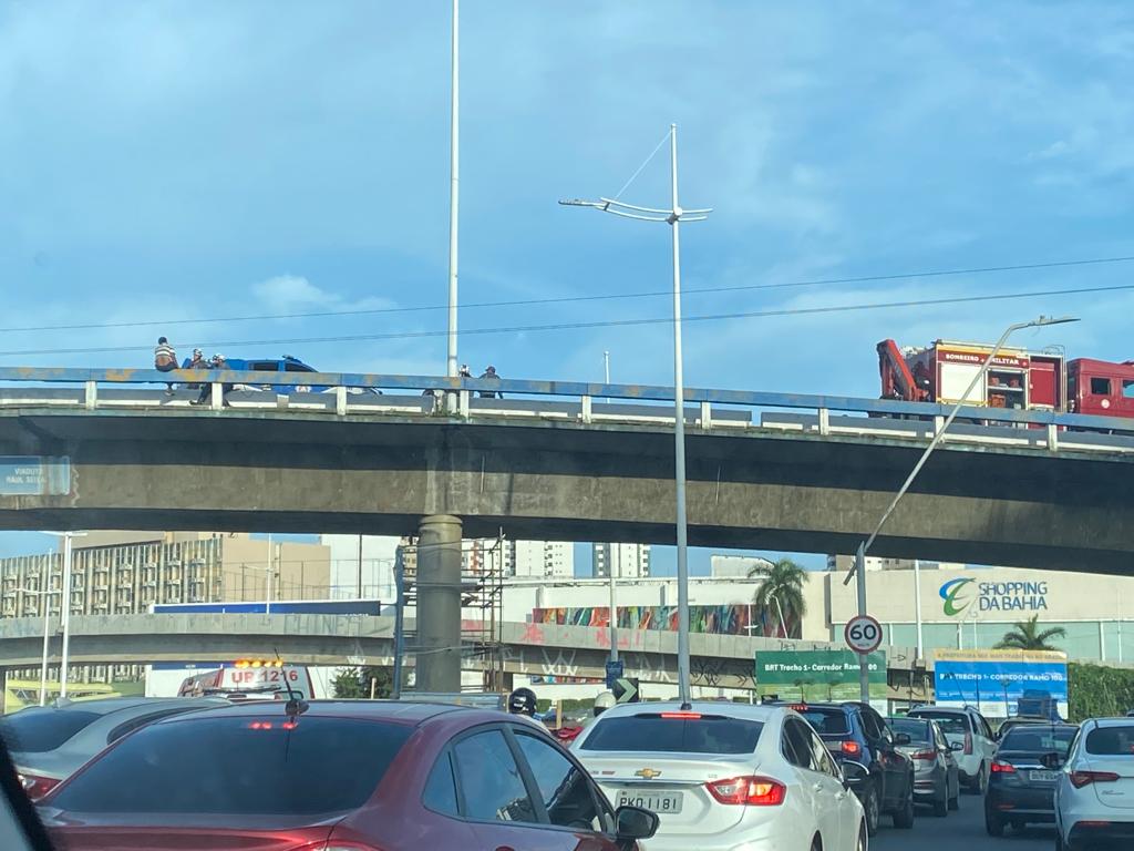 Viatura do Corpo de Bombeiros Militar está no local
