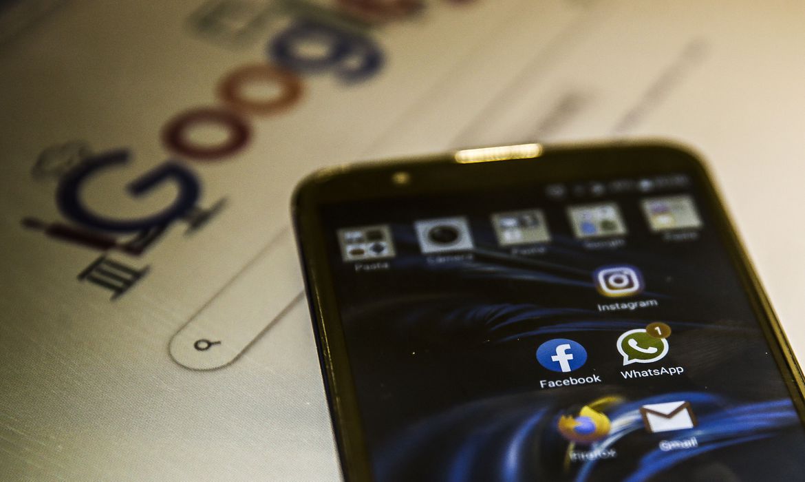 Os menores precisarão do consentimento dos pais ou dos responsáveis para abrir ou manter suas redes sociais.