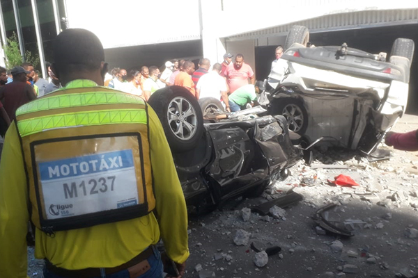 Imagem de Dois carros despencam de edifício garagem na região do Comércio