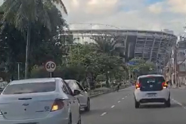 Motoristas dão ré ao verem homens armados na região do Dique