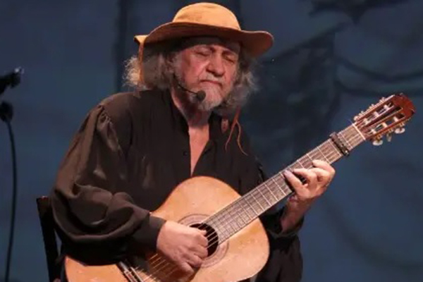 O cantor e compositor Elomar Pinheiro