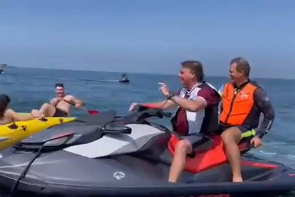 O ex-presidente Jair Bolsonaro é acusado “importunação intencional” de uma baleia-jubarte enquanto pilotava uma moto aquática 