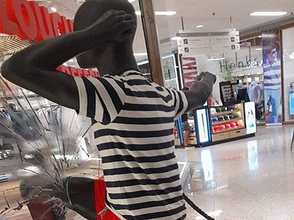 Loja expõe manequim preto quebrando vidraça em Salvador