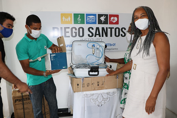 Olívia entrega kit odontológico ao Instituto Diego Santos