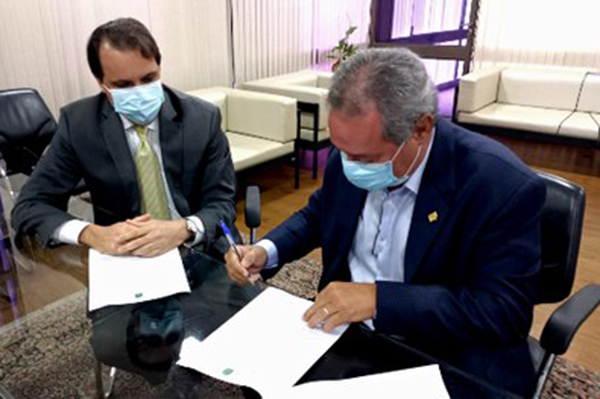 O presidente do TRE-BA, desembargador Roberto Frank, e o presidente da Fieb, Ricardo Albani