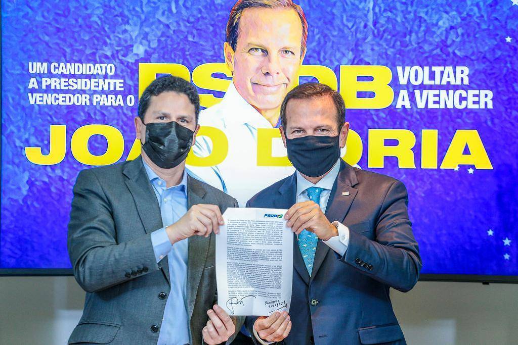 O presidente do PSDB, Bruno Araújo, recebe a inscrição do governador de São Paulo, João Doria (PSDB), nas prévias tucanas O presidente do PSDB, Bruno Araújo, recebe a inscrição do governador de São Paulo, João Doria (PSDB), nas prévias tucanas