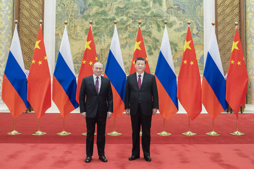 O dirigente da China, Xi Jinping, e o presidente da Rússia, Vladimir Putin, durante cerimônia em Pequim, em fevereiro
