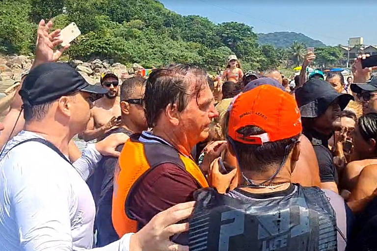  Jair Bolsonaro passeou de moto aquática, na manhã desta quarta-feira (2), por várias praias de Guarujá 