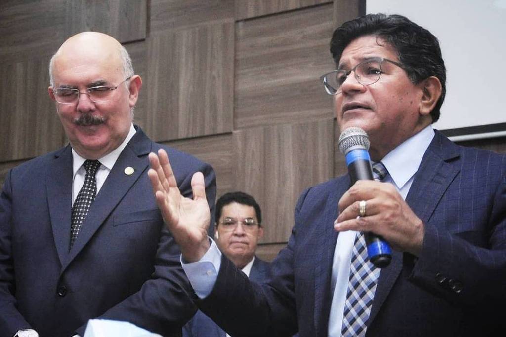 O ministro da Educação, Milton Ribeiro, com os pastores Arilton Moura (ao fundo) e Gilmar Santos em culto em Goiânia 