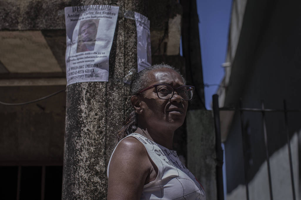 A desempregada Maria das Graças dos Santos, 61, procurava havia um mês o irmão Antônio Carlos, 56, desaparecido na tragédia em Petrópolis (RJ)