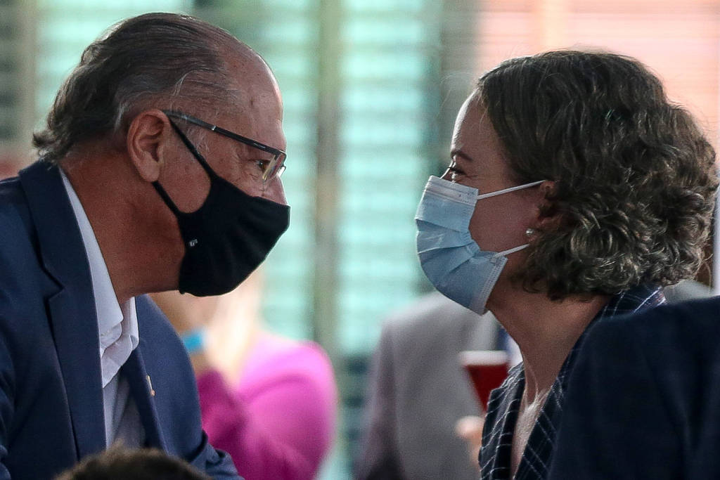 O ex-governador de São Paulo Geraldo Alckmin em cerimônia de filiação ao PSB (Partido Socialista Brasileiro), ao lado da presidente do PT, deputada Gleisi Hoffmann