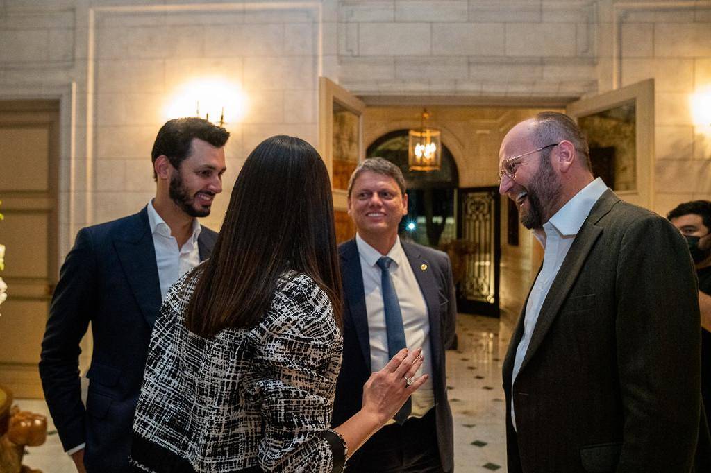 O vice-presidente administrativo fda Nelson Wilians Group, Fernando Cavalcanti, o ministro da Insfraestrutura, Tarcisio de Freitas, o advogado Nelson Wilians e a mulher, Anne Wilians