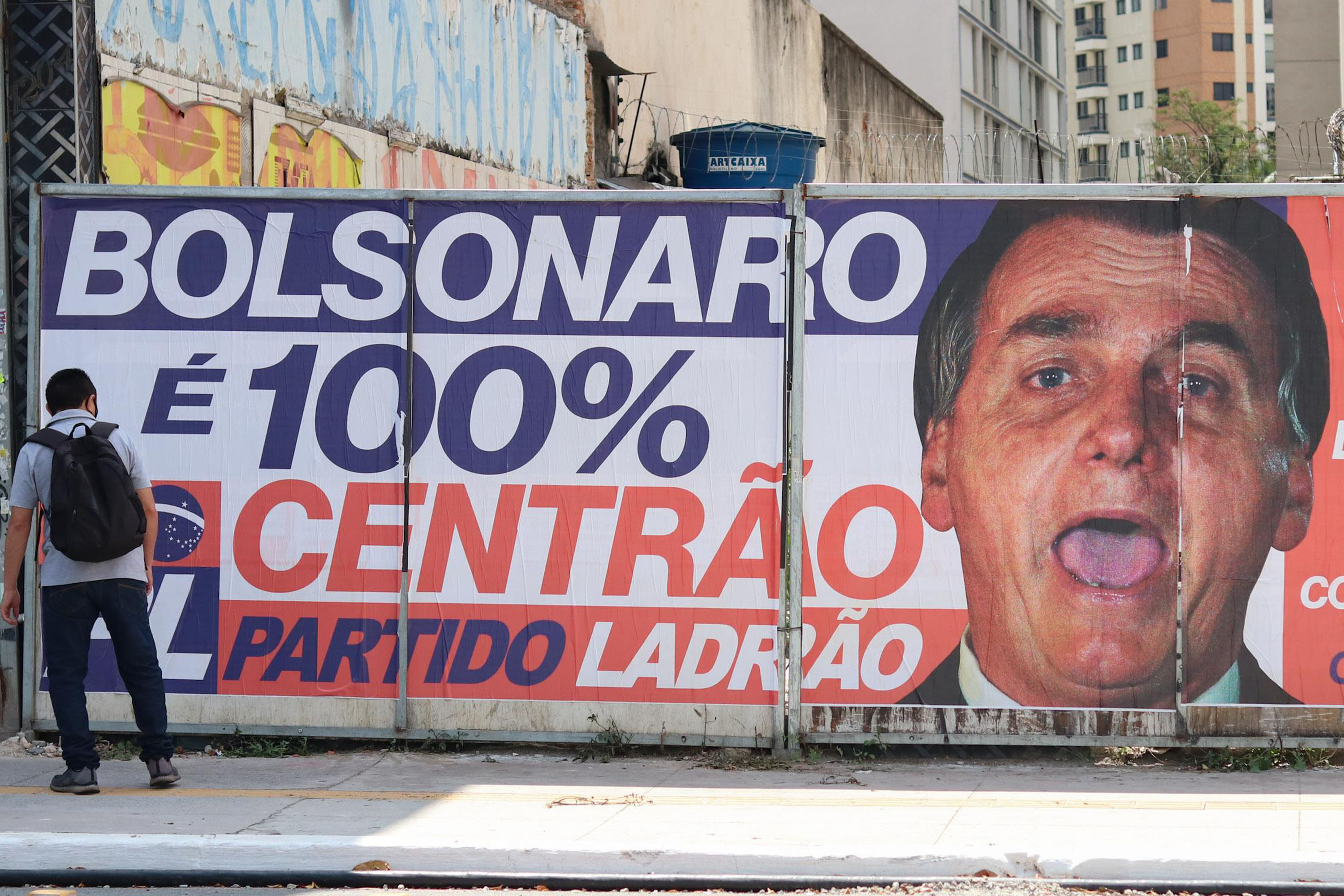 Cartazes apócrifos chamando o presidente Jair Bolsonaro e seu partido, o PL, de ladrões amanheceram colados em São Paulo