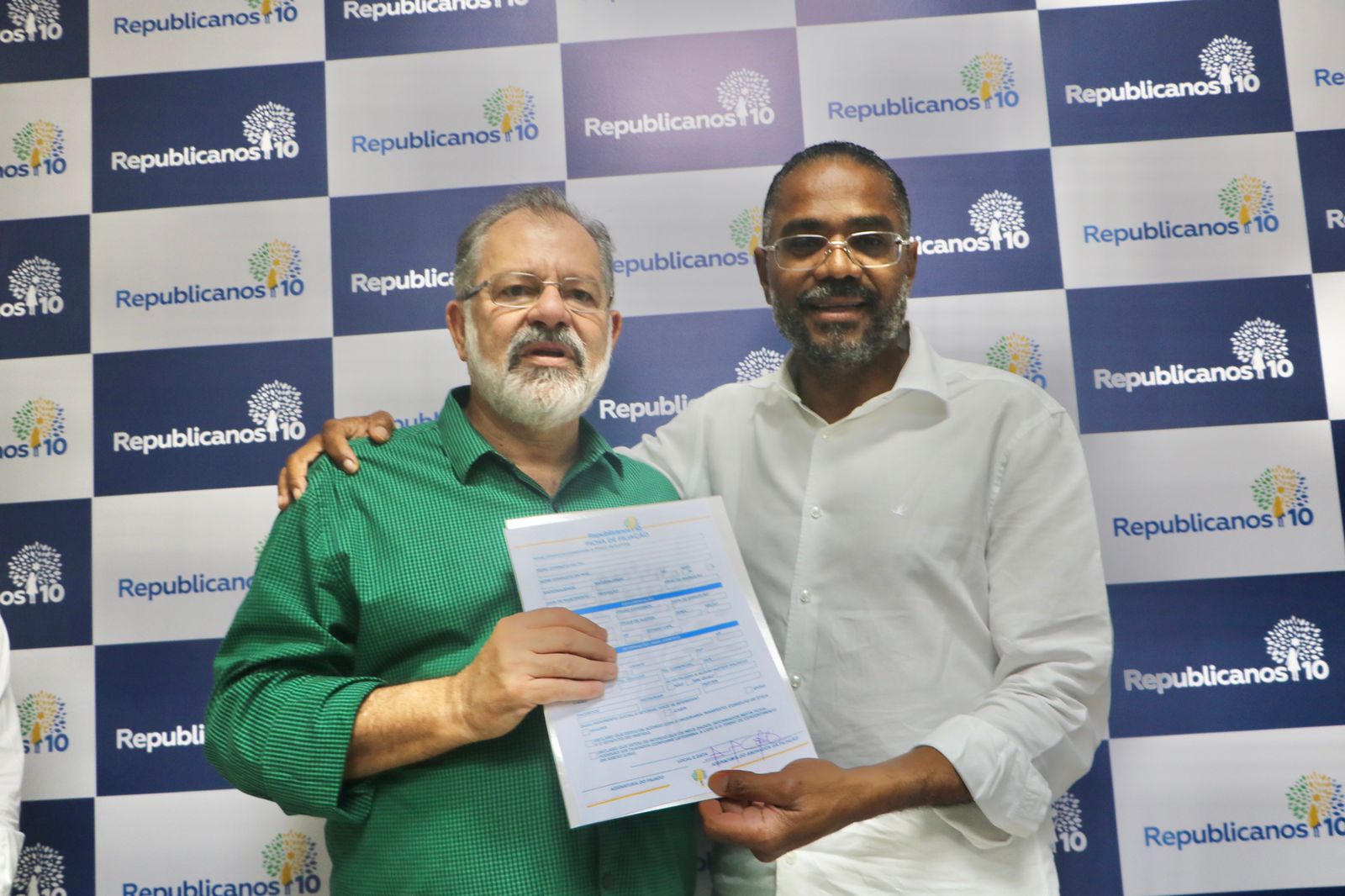 O deputado federal Marcelo Nilo se filiou nesta quarta-feira (30) ao Republicanos; ele foi recebido pelo presidente da sigla, deputado federal Márcio Marinho O deputado federal Marcelo Nilo se filiou nesta quarta-feira (30) ao Republicanos; ele foi recebido pelo presidente da sigla, deputado federal Márcio Marinho