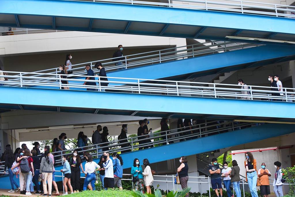 Jovens se direcionam às salas de aula para vestibular 2022 da Unicamp, em Campinas