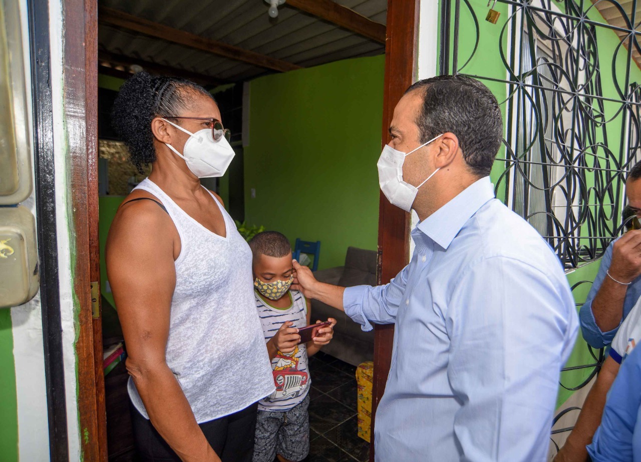 Prefeito de Salvador Bruno Reis (União Brasil) acompanha andamento das obras e cumprimenta moradora Prefeito de Salvador Bruno Reis (União Brasil) acompanha andamento das obras e cumprimenta moradora