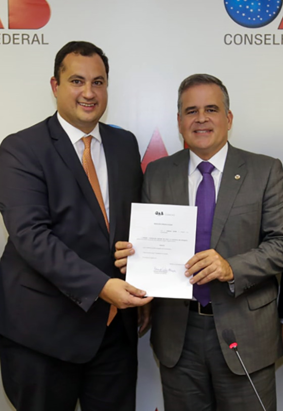 Maurício Leahy (à dir) foi empossado por Eduardo Athayde Maurício Leahy (à dir) foi empossado por Eduardo Athayde