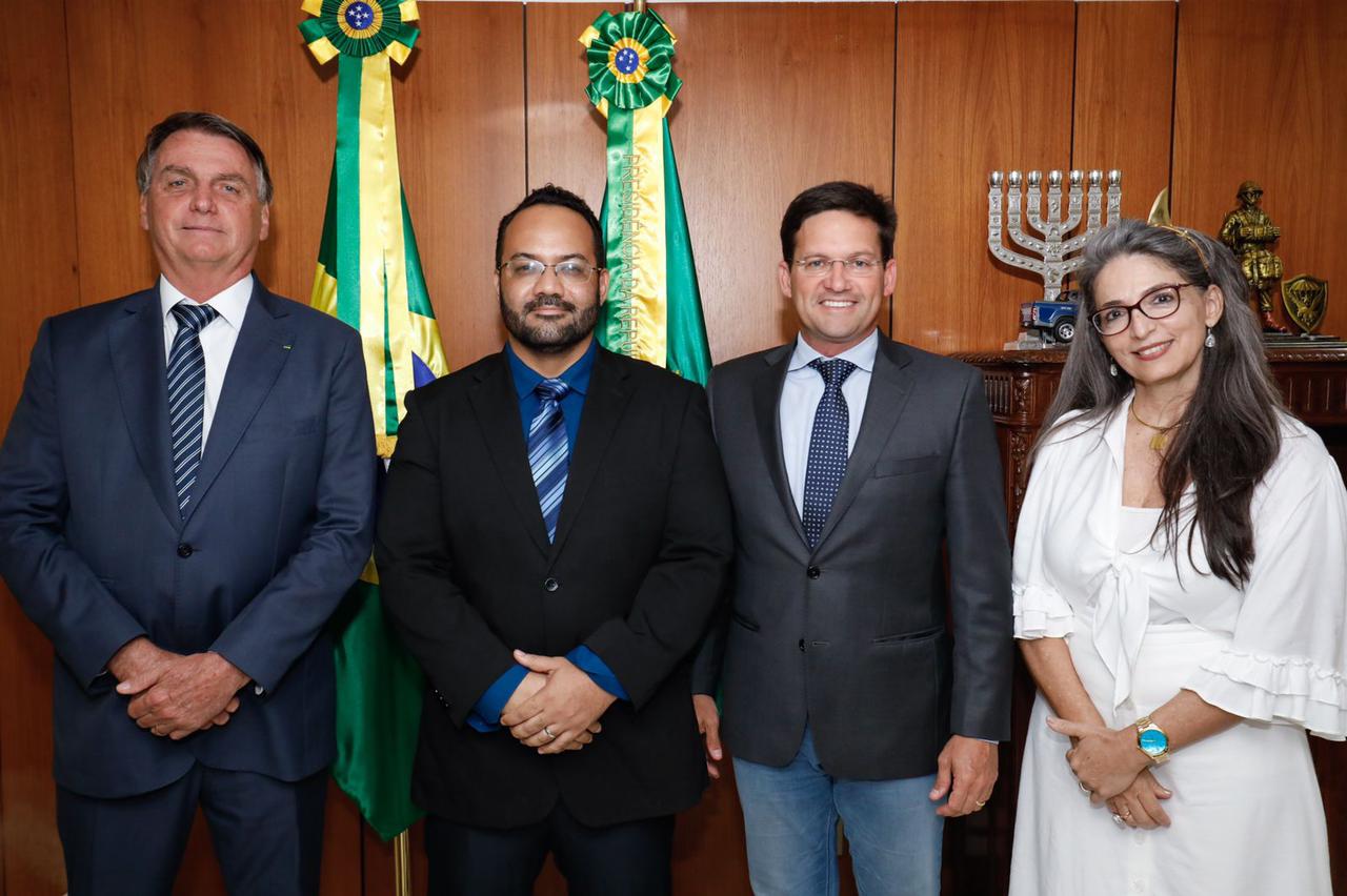 Leandro de Jesus aparece ao lado do ministro da Cidadania e pré-candidato a governador, João Roma, e da pré-candidata ao Senado, Raissa Soares