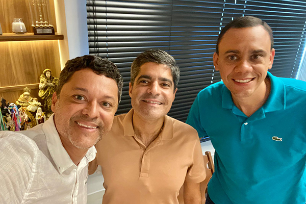 O presidente do PROS, Jean Sacramento (E), com o pré-candidato ao governo do Estado ACM Neto