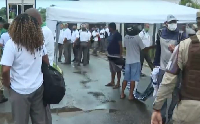 A Polícia Militar da Bahia foi acionada e os manifestantes encerraram a ação por volta das 6h30