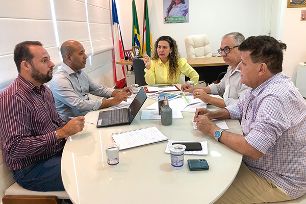 A prefeita de Eunápolis, Cordélia Torres durante reunião