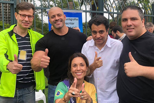 O deputado federal Daniel Silveira (2º a partir da esq.), ao lado do empresário Otávio Fakhoury (3º a partir da esq.) em evento na Assembleia de SP 