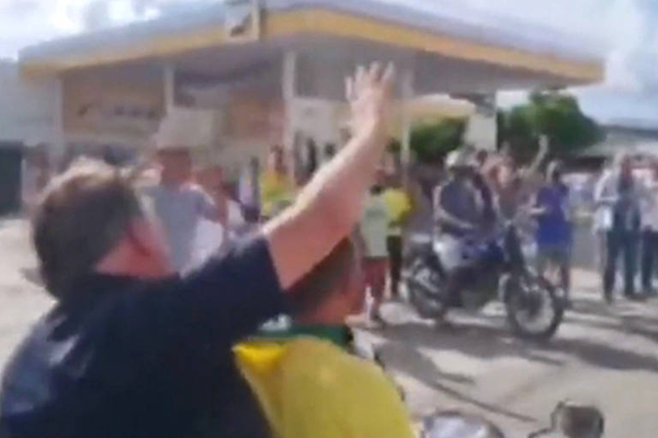 Presidente Jair Bolsonaro (PL) andou na garupa de uma moto sem usar capacete
