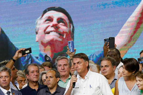 O presidente Jair Bolsonaro, acompanhado da primeira-dama Michelle Bolsonaro, participa do encontro nacional do PL