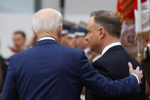 Presidente da Polônia, Andrzej Duda (D), recebe o líder americano, Joe Biden, em Varsóvia