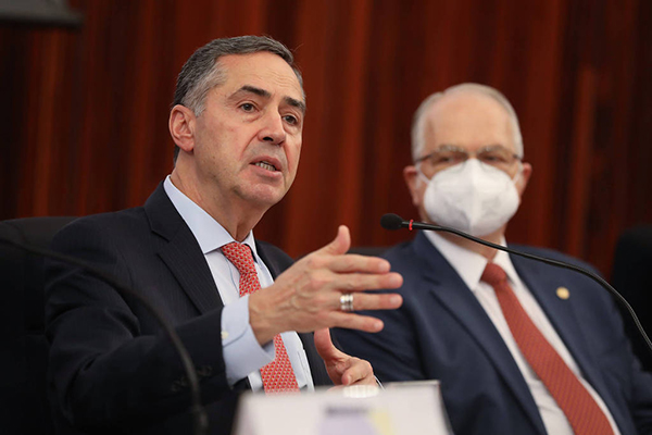 O ministro Luís Roberto Barroso, ex-presidente do TSE, e o ministro Edson Fachin, atual presidente da corte eleitoral