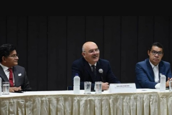 O ministro da Educação, Milton Ribeiro, entre os pastores Gilmar Santos e Arilton Moura