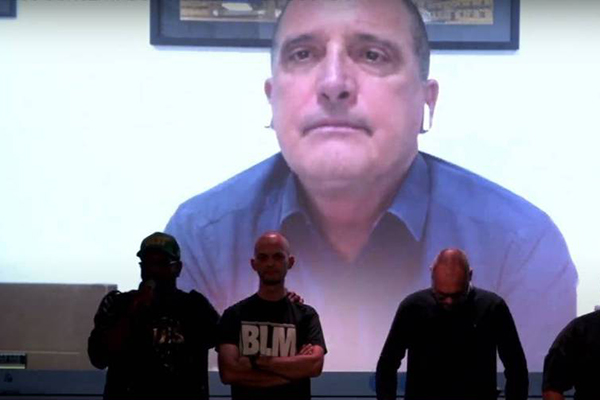 O ministro Onyx Lorenzoni (no telão), tendo à frente o blogueiro Allan dos Santos (à direita), durante o 1º Congresso Conservador Brasileiro de Boston