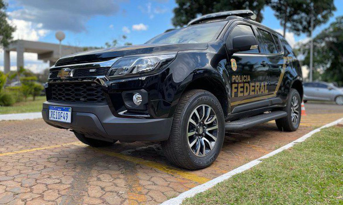 Agentes federais cumpriram três mandados de busca e apreensão, em endereços residenciais e profissionais dos suspeitos