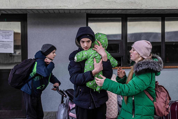 Refugiados ucranianos chegam à cidade polonesa de Korczowka, junto à fronteira dos dois países Refugiados ucranianos chegam à cidade polonesa de Korczowka, junto à fronteira dos dois países