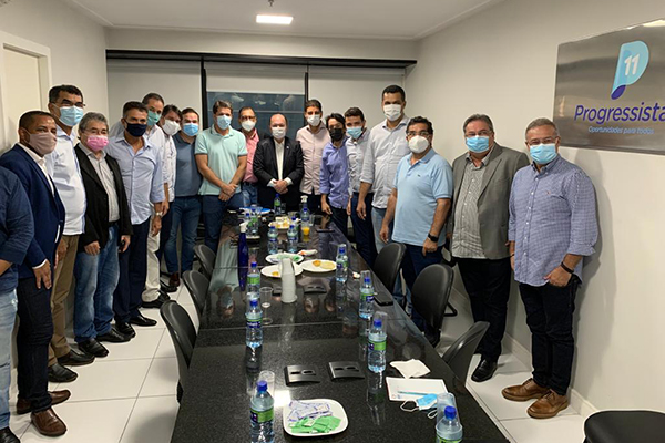 O vice-governador João Leão com a Comissão Executiva do PP O vice-governador João Leão com a Comissão Executiva do PP