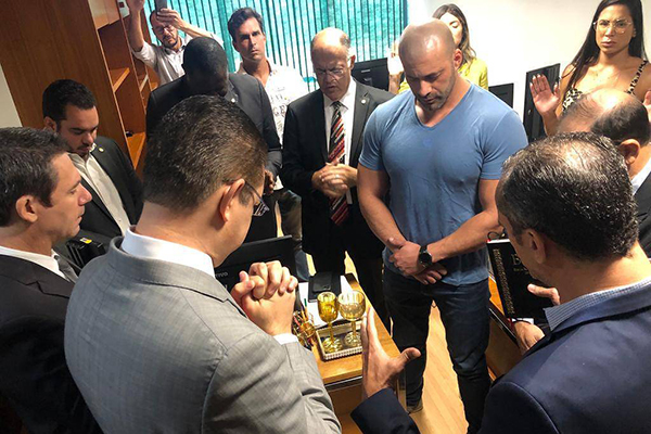 Presidente da bancada evangélica, Sóstenes Cavalcante conduz oração para deputado bolsonarista Daniel Silveira Presidente da bancada evangélica, Sóstenes Cavalcante conduz oração para deputado bolsonarista Daniel Silveira