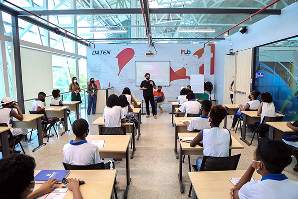 Alunos das escolas Campinas de Pirajá e Pirajá da Silva visitaram o Hub Salvador Alunos das escolas Campinas de Pirajá e Pirajá da Silva visitaram o Hub Salvador