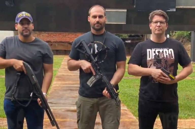 Eduardo Bolsonaro e Mario Frias fazem aula de tiro no Bope