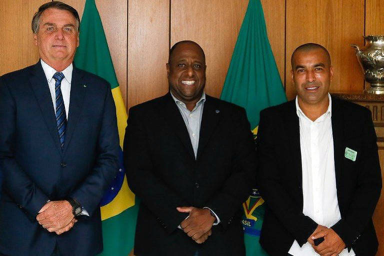 Jair Bolsonaro, o secretário especial do Esporte, Marcelo Magalhães, e o ex-jogador Emerson Sheik