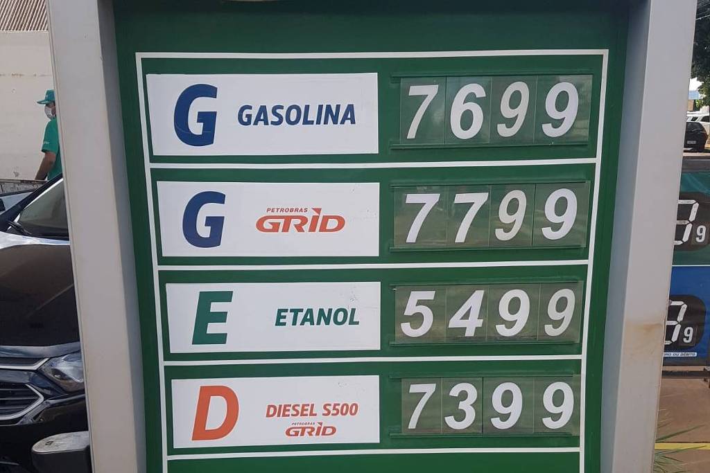 Placa com preços dos combustíveis em posto no Paraná