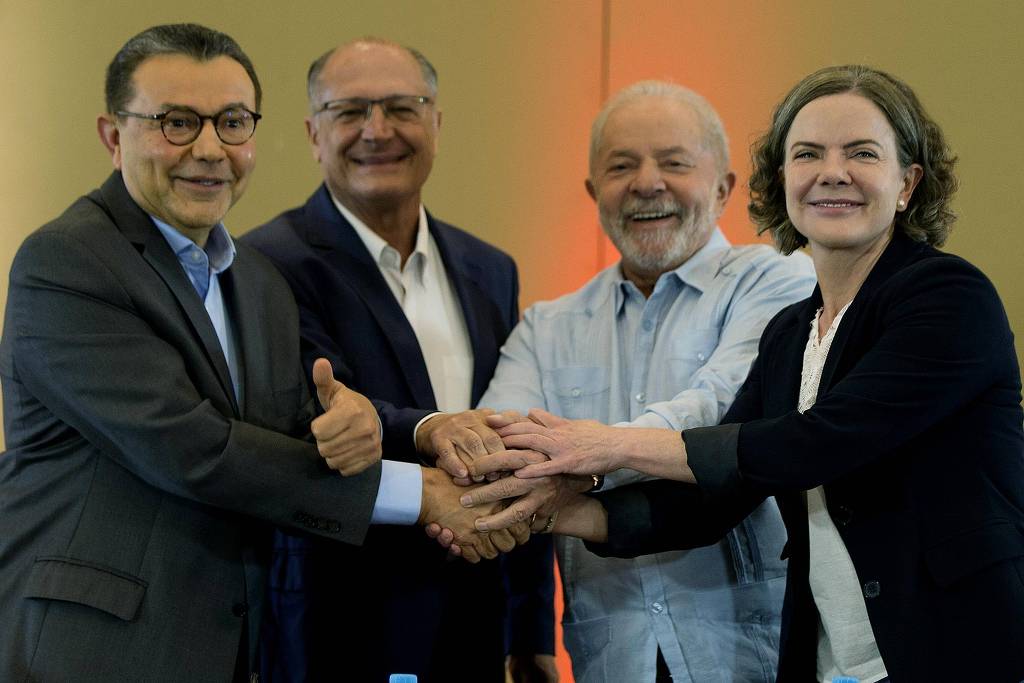 O presidente do PSB, Carlos Siqueira, Alckmin, Lula e a presidente do PT, Gleisi Hoffmann O presidente do PSB, Carlos Siqueira, Alckmin, Lula e a presidente do PT, Gleisi Hoffmann