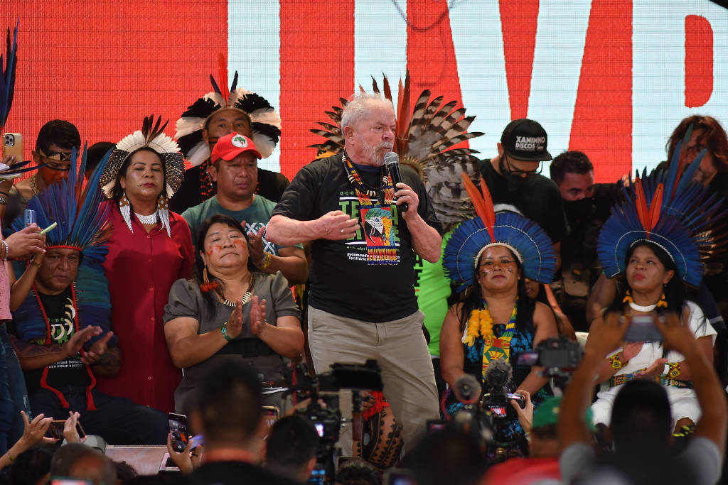 O ex-presidente Lula no acampamento indígena Terra Livre em Brasília O ex-presidente Lula no acampamento indígena Terra Livre em Brasília