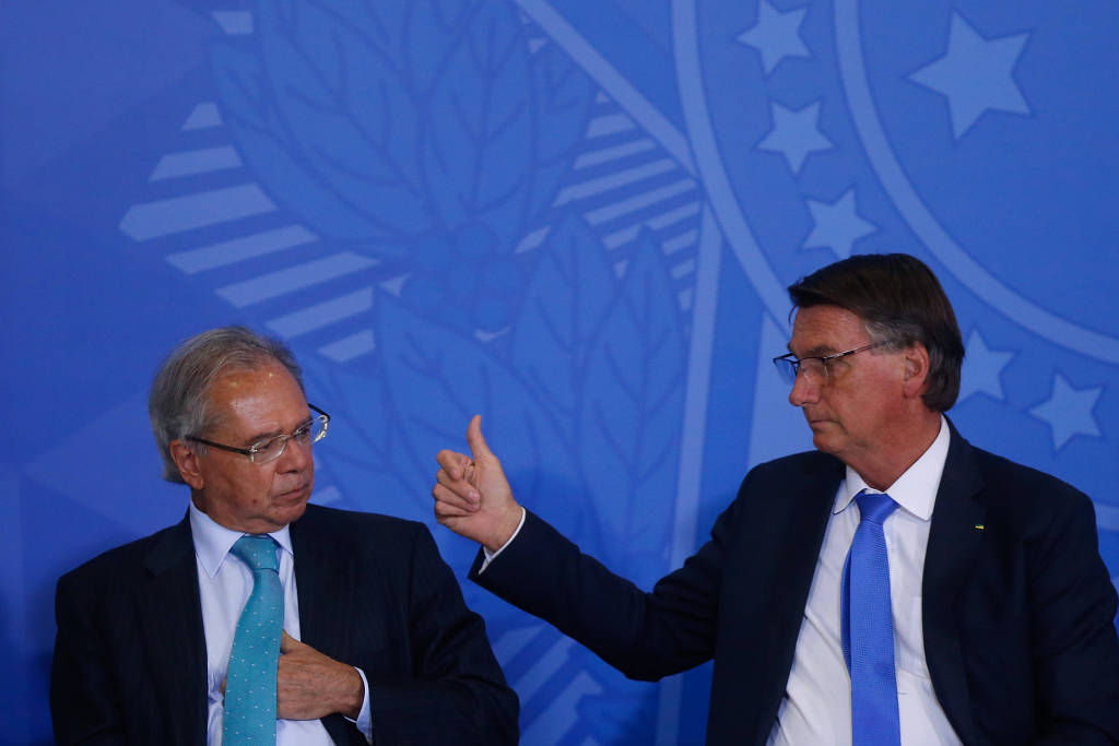 O presidente Jair Bolsonaro ao lado do ministro da Economia, Paulo Guedes no Palácio do Olanalto