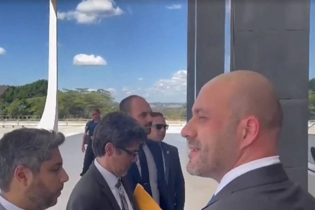Os deputados federais Daniel Silveira (PTB-RJ) e Eduardo Bolsonaro (PL-SP) são barrados ao tentar entrar no plenário do STF Os deputados federais Daniel Silveira (PTB-RJ) e Eduardo Bolsonaro (PL-SP) são barrados ao tentar entrar no plenário do STF