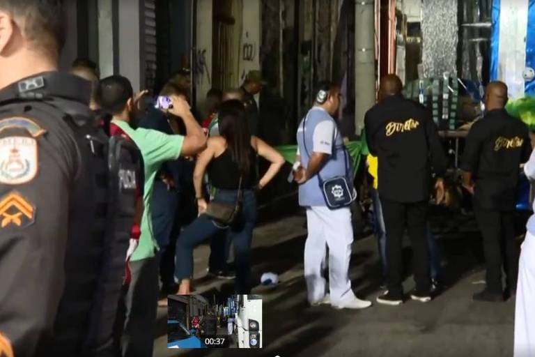 Movimentação de policiais e carnavalescos no centro do Rio após o acidente com criança que perdeu a perna Movimentação de policiais e carnavalescos no centro do Rio após o acidente com criança que perdeu a perna