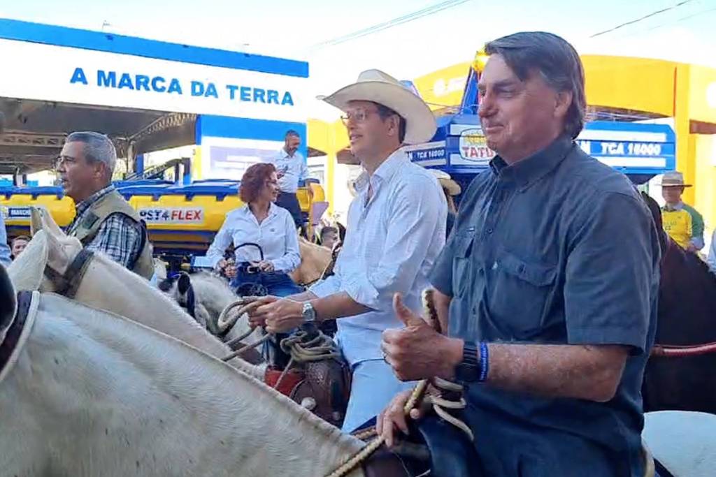 O presidente Jair Bolsonaro em passeio de cavalo na cidade de Ribeirão Preto, no interior de São Paulo