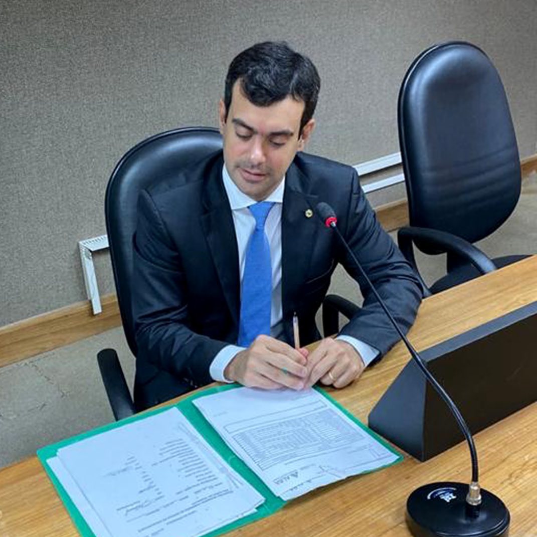 O parlamentar pediu um maior policiamento nas proximidades das escolas onde têm maior movimentação de adolescentes e adultos e uma fiscalização efetiva dentro das unidades educacionais